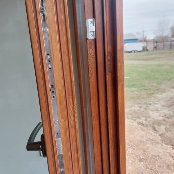 92mm vastagságú fa tolóajtó keresztmetszete és zárszerkezete látható.